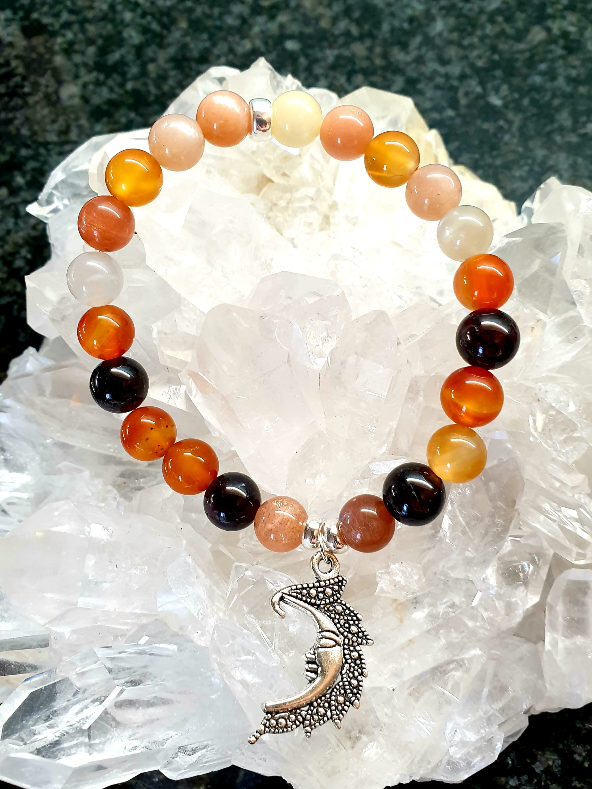 "Extase"- Bracelet avec cornaline, pierre de lune et grenat Bracelet simple, en guidance, avec cornaline, grenat et pierre de lune - "Extase"