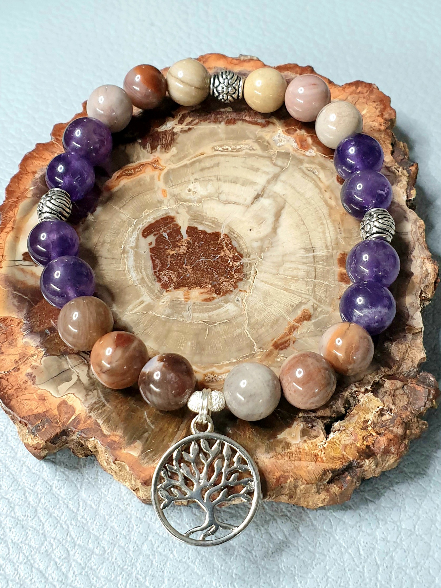 "Bienvenue"- Bracelet avec Améthyste et bois fossilisé Bracelet personnalisé, avec cornaline, aventurine verte et sodalite - "Joie enfantine"